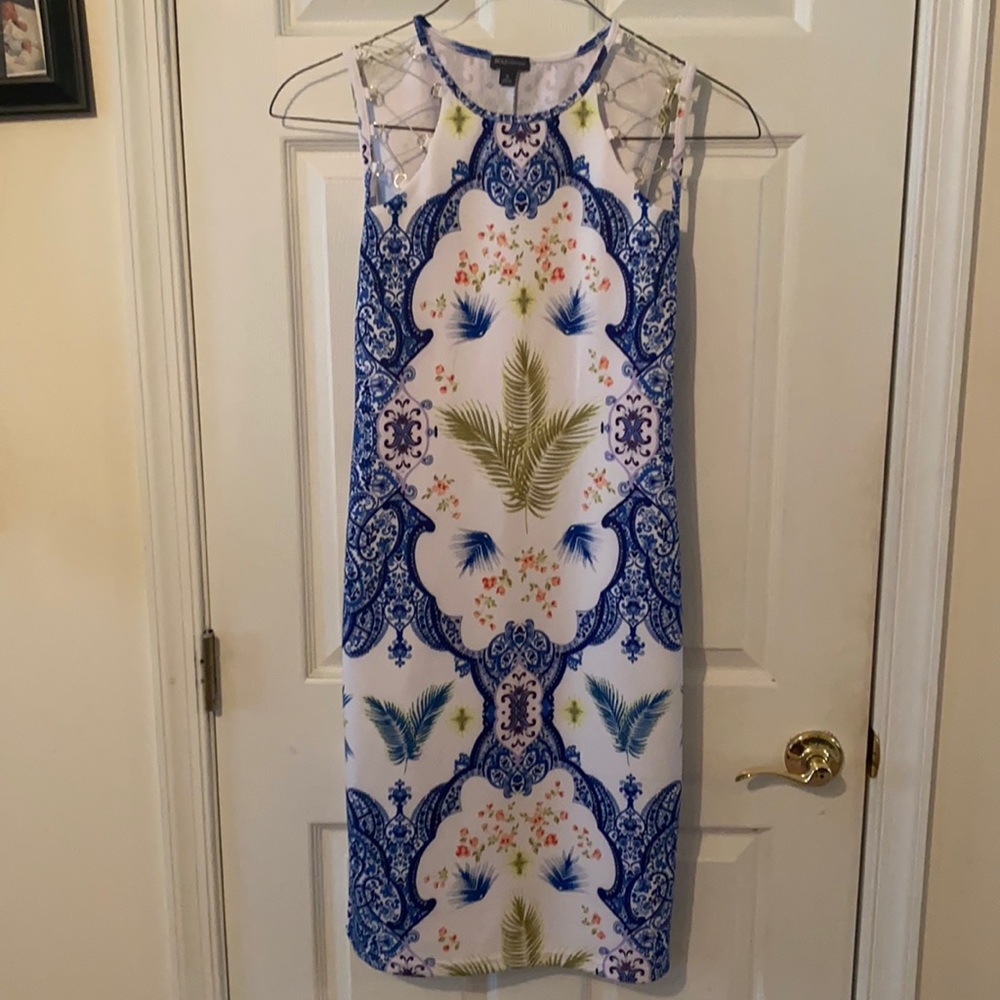 Bold elements with shoulder detail